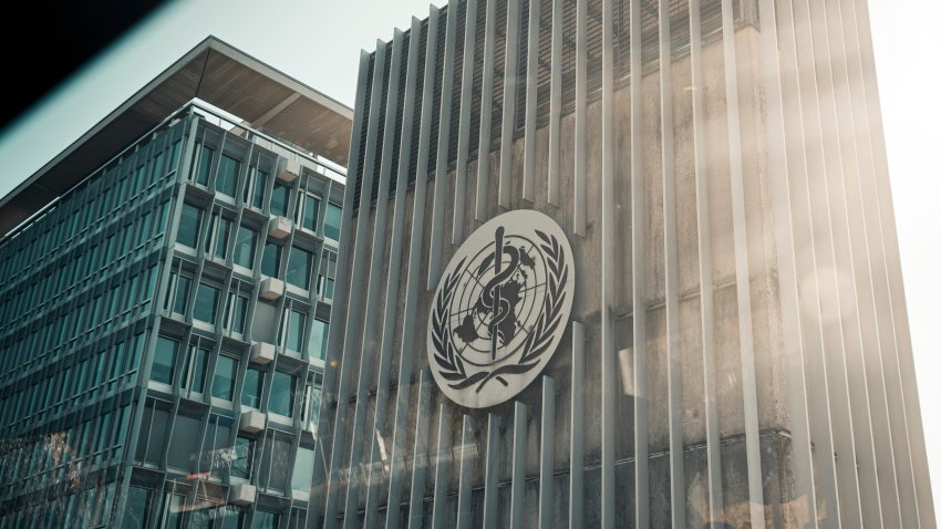 GINEBRA, SUIZA – 13 DE SEPTIEMBRE: Vista del logotipo de la Organización Mundial de la Salud (OMS) en un edificio de su sede el 13 de septiembre de 2021 en Ginebra, Suiza. (Foto de Felix Zahn/Photothek vía Getty Images)