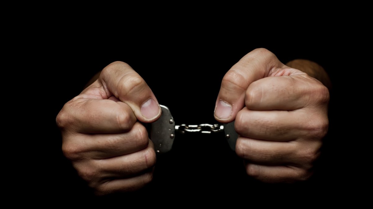 Cargos contra “Mike, el bartender” por alegada violencia de género