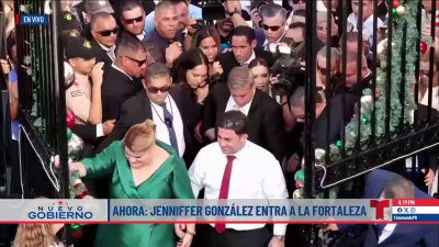 Conmovida Jenniffer González durante su entrada a Fortaleza