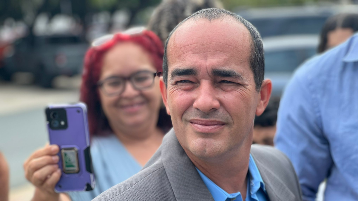 Multan a Eliezer Molina por alegadas expresiones ofensivas contra policías