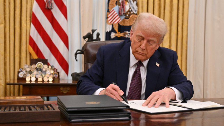 El presidente de Estados Unidos, Donald Trump, firma una orden ejecutiva. Foto de ROBERTO SCHMIDT/AFP via Getty Images.