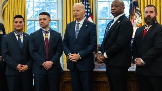 WASHINGTON, DC – 3 DE ENERO: El presidente estadounidense Joe Biden honra a los destinatarios con la Medalla al Valor en la Oficina Oval de la Casa Blanca el 3 de enero de 2025 en Washington, DC. En la ceremonia fueron homenajeados el bombero del FDNY Brendan Gaffney, el teniente del FDNY John Vanderstar, el sargento Tu Tran del Departamento de Policía de Lincoln, Nebraska, y el detective Michael Collazo, el sargento Jeffrey Mathes, el detective Zachary Plese y el detective Ryan Cagle de Nashville, Tennessee. Departamento de Policía.