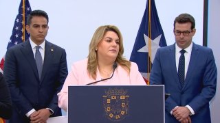 Secretario del Departamento de Hacienda Ángel Pantoja, gobernadora Jenniffer González y secretario de Estado Francisco Domenech en conferencia de prensa