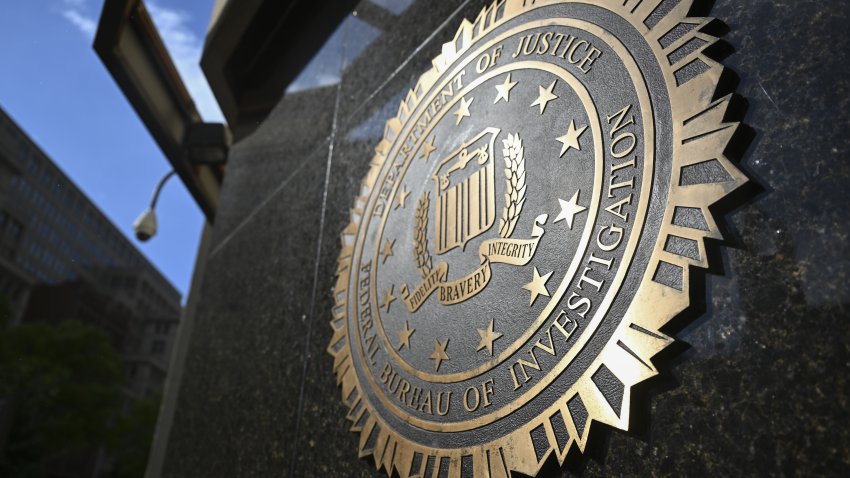 WASHINGTON D.C., ESTADOS UNIDOS - 3 DE JULIO: Edificio de la sede de la Oficina Federal de Investigación en Washington D.C., Estados Unidos, el 3 de julio de 2023. (Fotografía de Celal Gunes/Anadolu Agency vía Getty Images)
