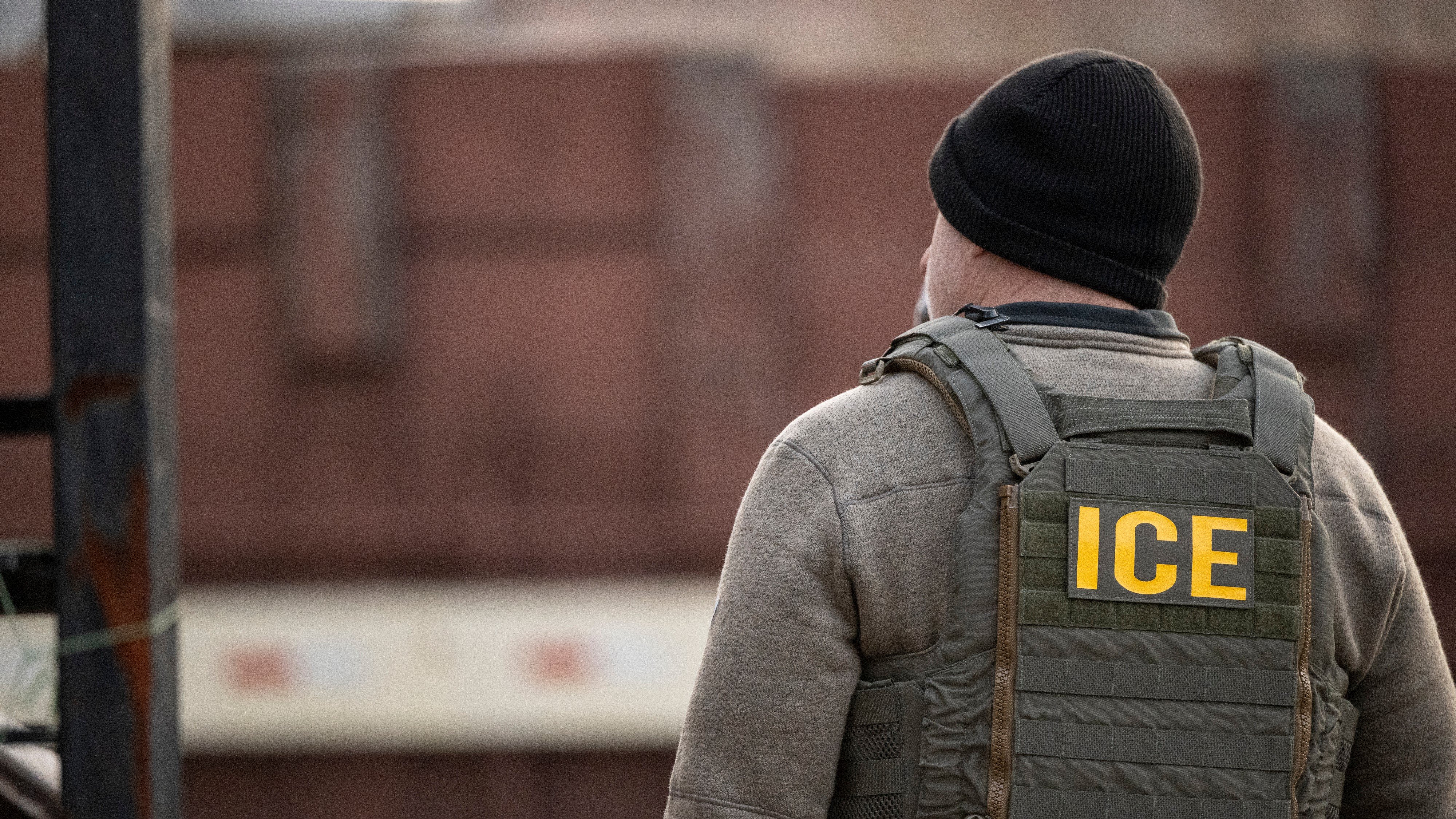 Imagen de la cobertura de: ICE espera equipar a sus agentes con cámaras corporales antes de finales de agosto