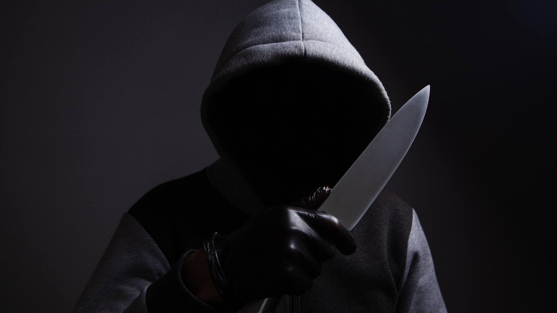 Hombre resulta herido en medio de asalto y le roban $1,700 en efectivo