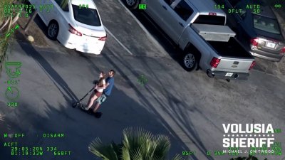 Hermano y hermana de Florida intentan huir de una redada de drogas en scooter