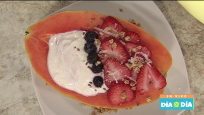 Cocina al día | Papaya rellena de yogurt, fresas y blueberries