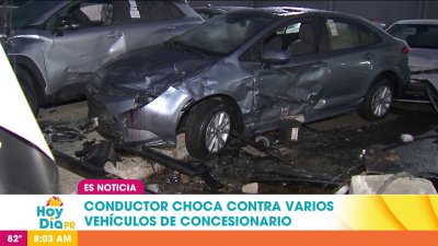 Conductor choca contra varios carros en un “dealer”
