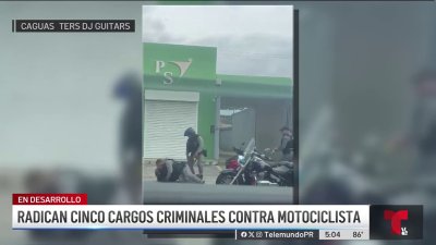 Motociclista que “wheeleaba” frente a policías enfrenta cinco cargos