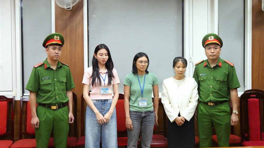 HO CHI MINH (Vietnam), 20/05/2025.- La modelo e ‘influencer’ vietnamita Nguyen Thuc Thuy Tien (2i) ha sido arrestada por las autoridades del país, acusada de fraude al consumidor en un caso de producción, promoción y venta de suplementos alimenticios que aseguraba que contenían una cantidad de fibra superior a la real. EFE/Ministerio de Seguridad Pública / SOLO USO EDITORIAL/SOLO DISPONIBLE PARA ILUSTRAR LA NOTICIA QUE ACOMPAÑA (CRÉDITO OBLIGATORIO)