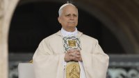 León XIV recibe emocionado el palio y el Anillo del Pescador, símbolos del poder papal