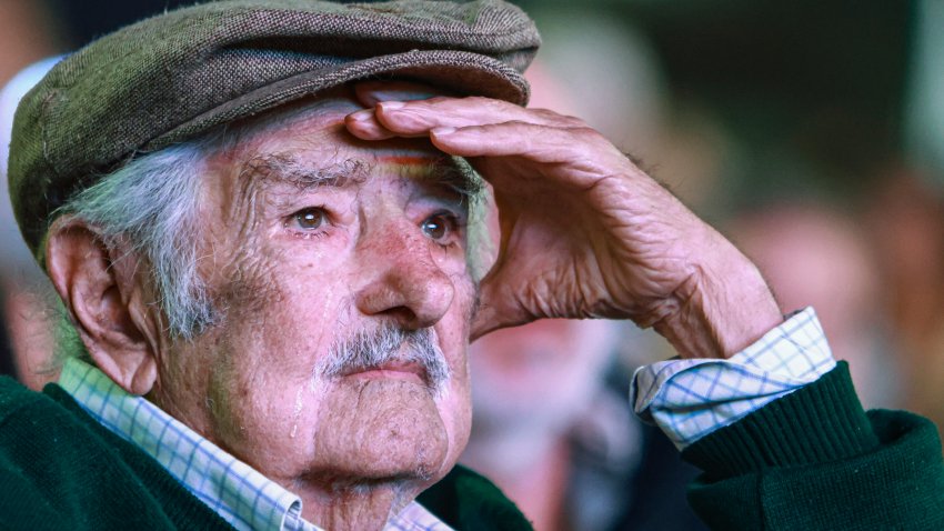 Fotografía de archivo del expresidente uruguayo José ‘Pepe’ Mujica durante un homenaje, en Montevideo (Uruguay). EFE/ Gastón Britos