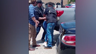 “Mis hijos están en la escuela”: madre suplica a gritos a agentes de ICE que no la deporten