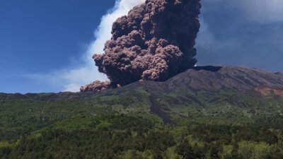 Video: volcán en Italia entra en erupción con enormes columnas de ceniza y “fuente de lava”