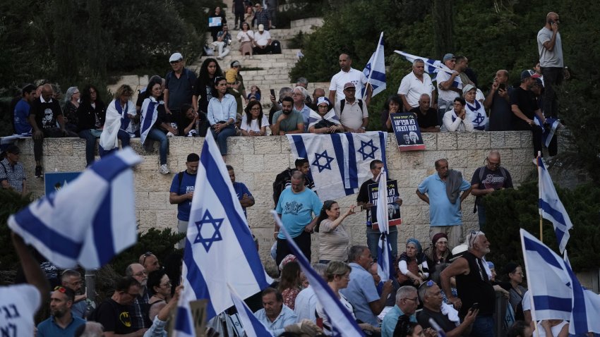 Partidarios del primer ministro israelí Benjamin Netanyahu afuera del Knéset (parlamento israelí) el 5 de junio del 2025. (AP foto/Mahmoud Illean)