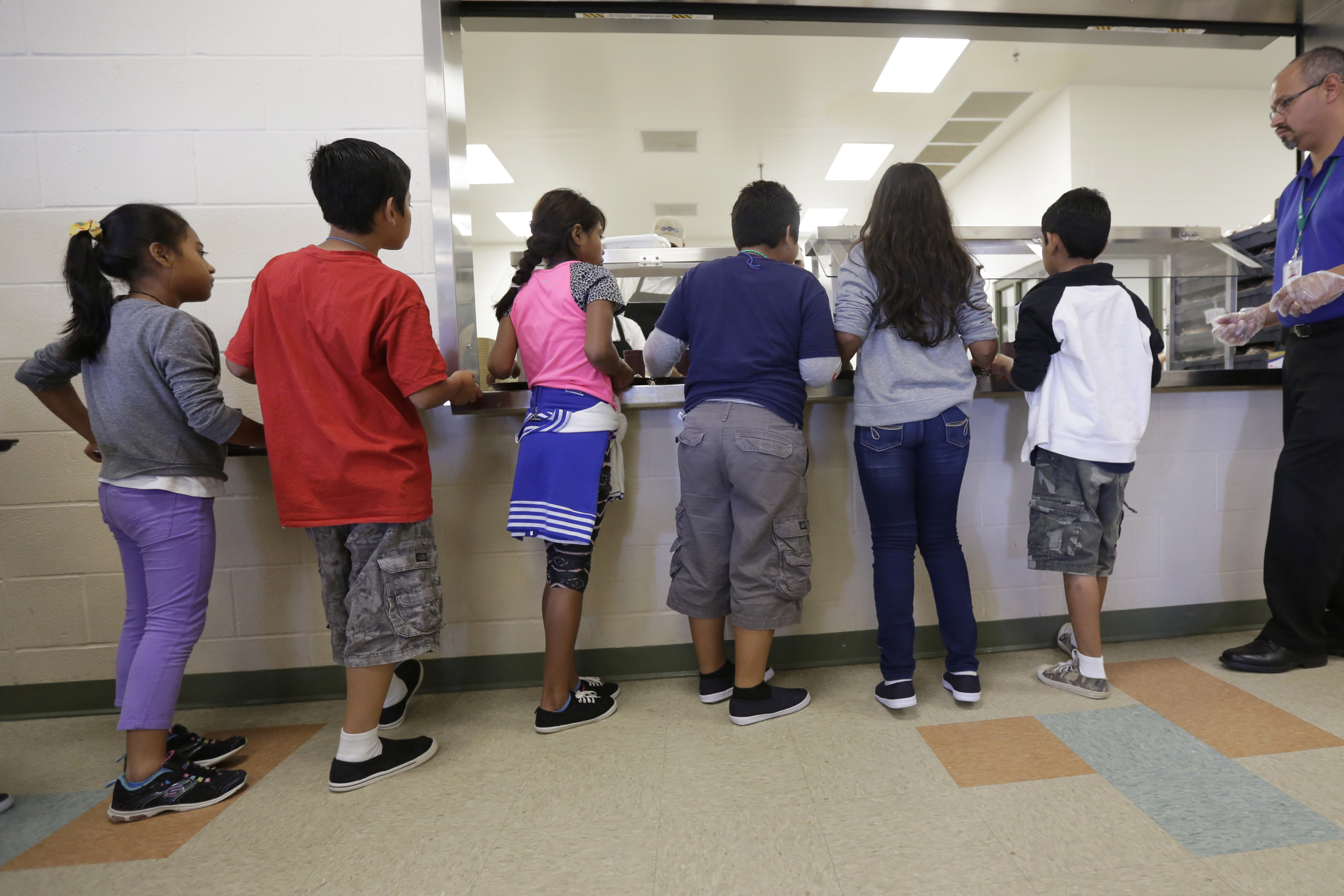 Grupos jurídicos que ayudan a niños migrantes en EEUU denuncian intimidación de ICE