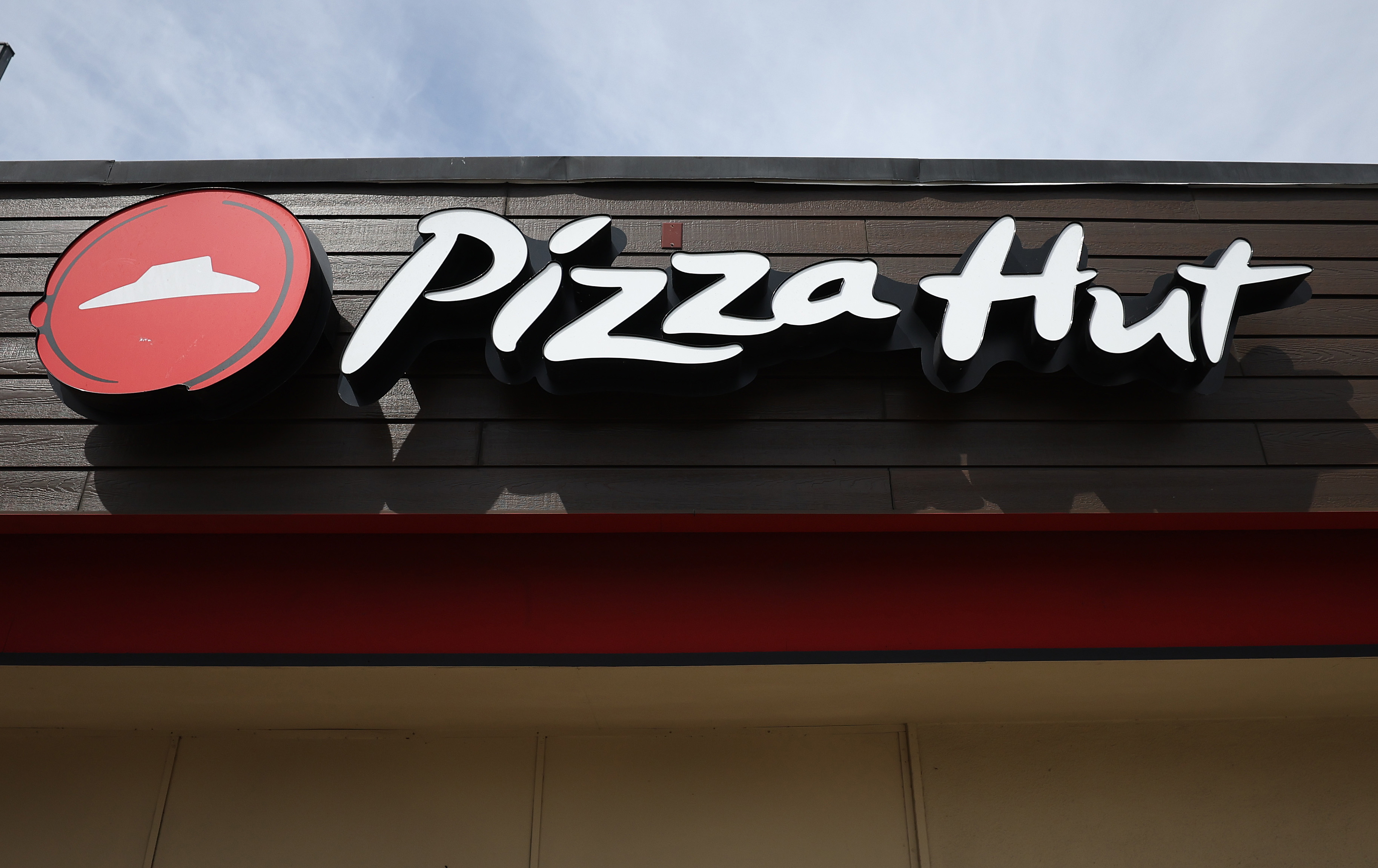 Empresa matriz de Pizza Hut venderá la cadena de pizzerías por $2,700 millones