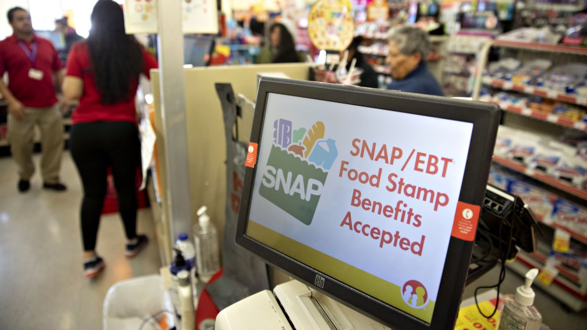 Inscripción al programa SNAP en EE.UU. cae más del 13% en 12 meses