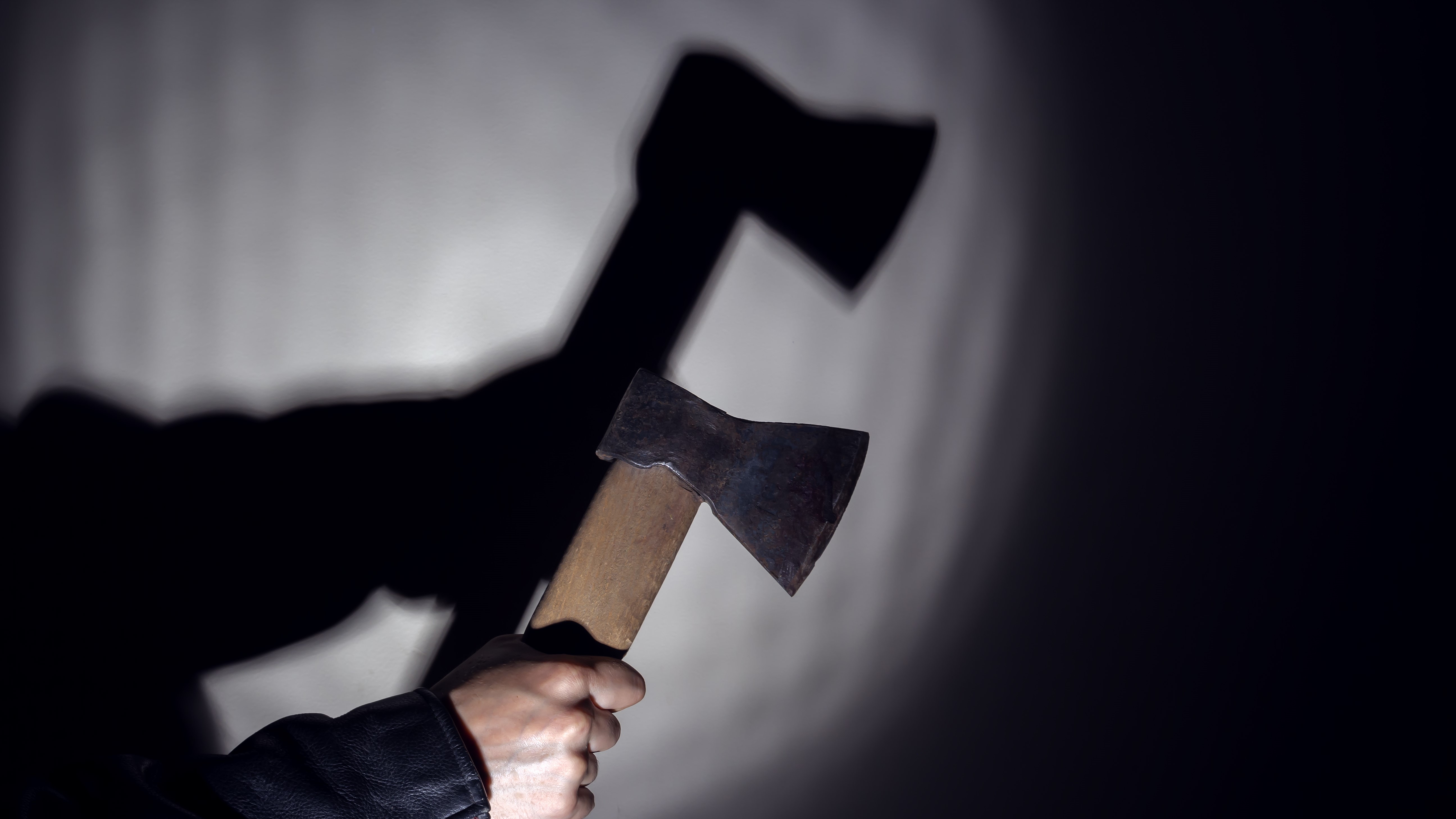 Enmascarados hieren con un hacha a hombre de 77 años en Loíza