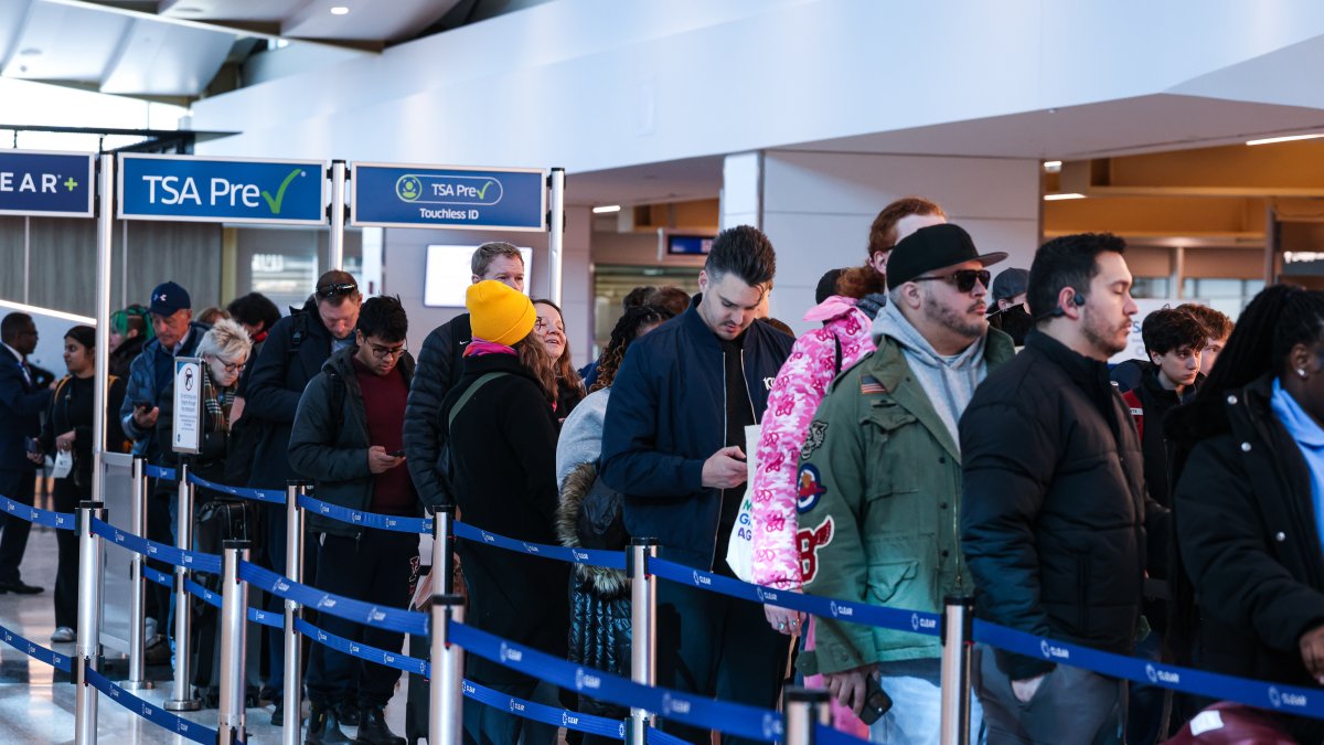 Puerto Rico Filas Escasez de personal de TSA provoca largas filas y retrasos – Telemundo ...