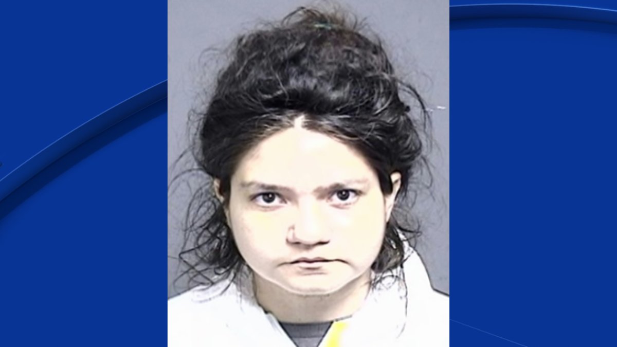 Encarcelan a mujer que habría atacado a arañazos a adulta mayor en Rincón