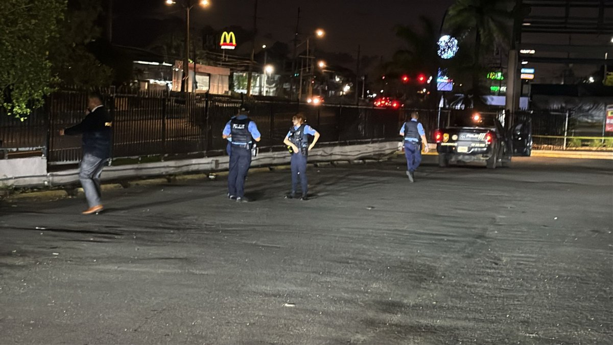 Balean a dos hombres frente a un banco en Vega Alta