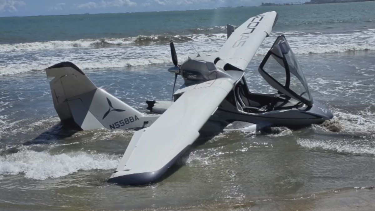 Se estrella avioneta en la orilla de playa en Toa Baja
