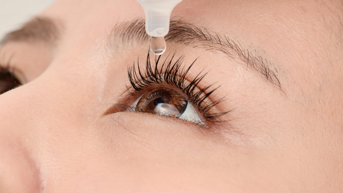 ¿Usas gotas para ojos? Retiran millones de frascos de esta marca por preocupación de seguridad