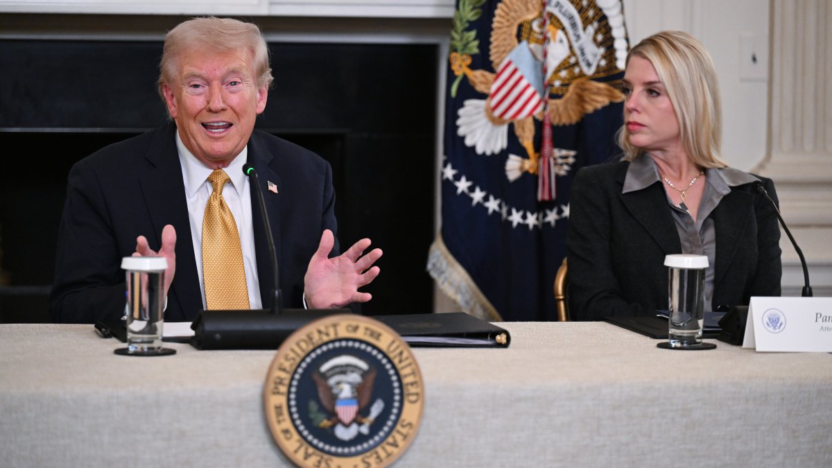 Trump estaría frustrado con Pam Bondi y consideraría destituirla, según fuentes de NBC News