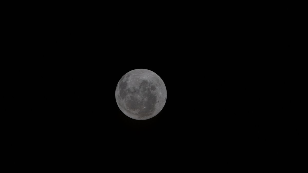 Astronautas de Artemis II logran su mayor acercamiento a la Luna durante la misión