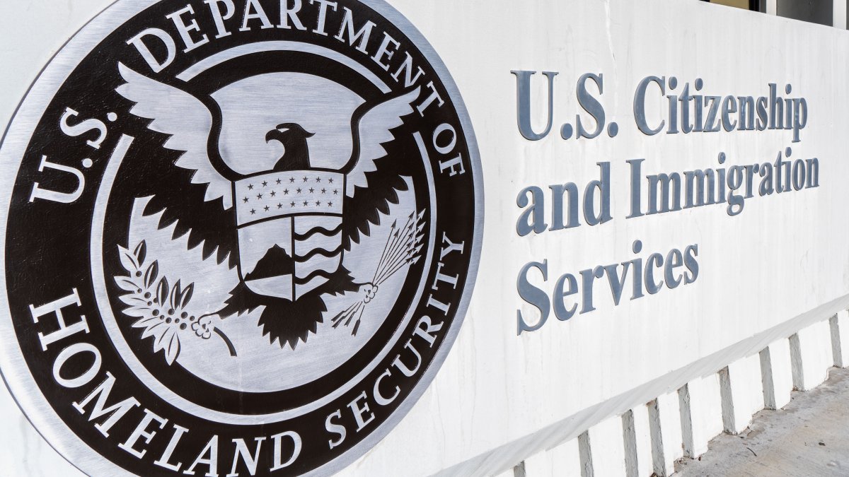 USCIS recuerda a solicitantes de asilo que paguen la tarifa anual o enfrenten consecuencias
