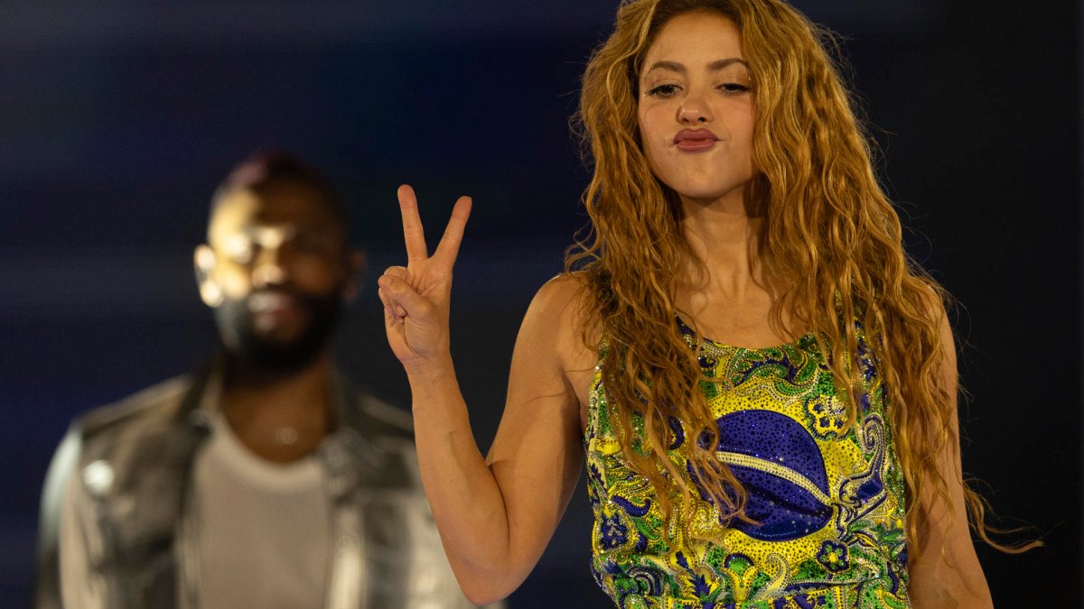 Shakira enciende Copacabana con masivo concierto