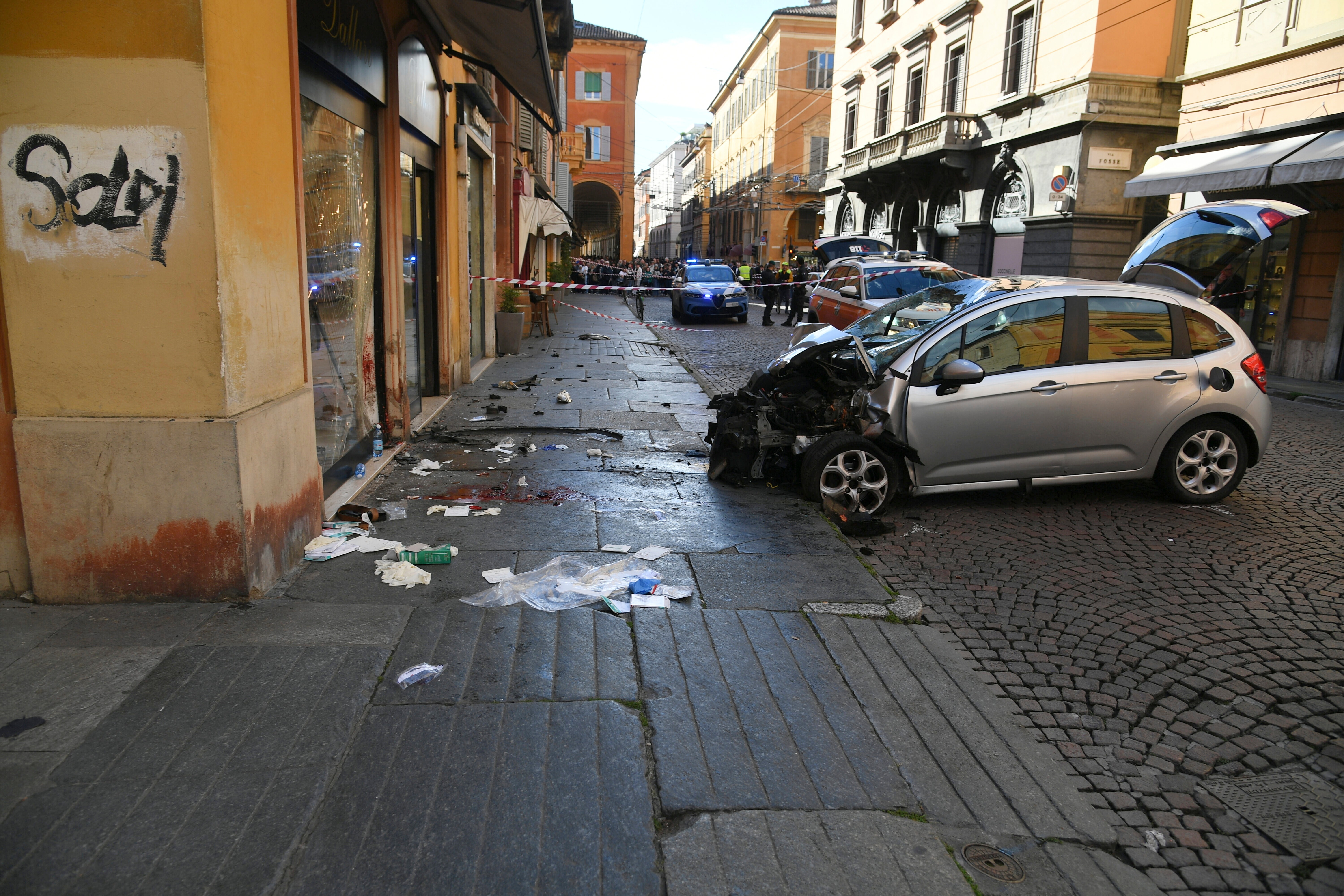 Un auto arrolla a peatones en Módena, Italia; hay 8 heridos, 4 de ellos graves