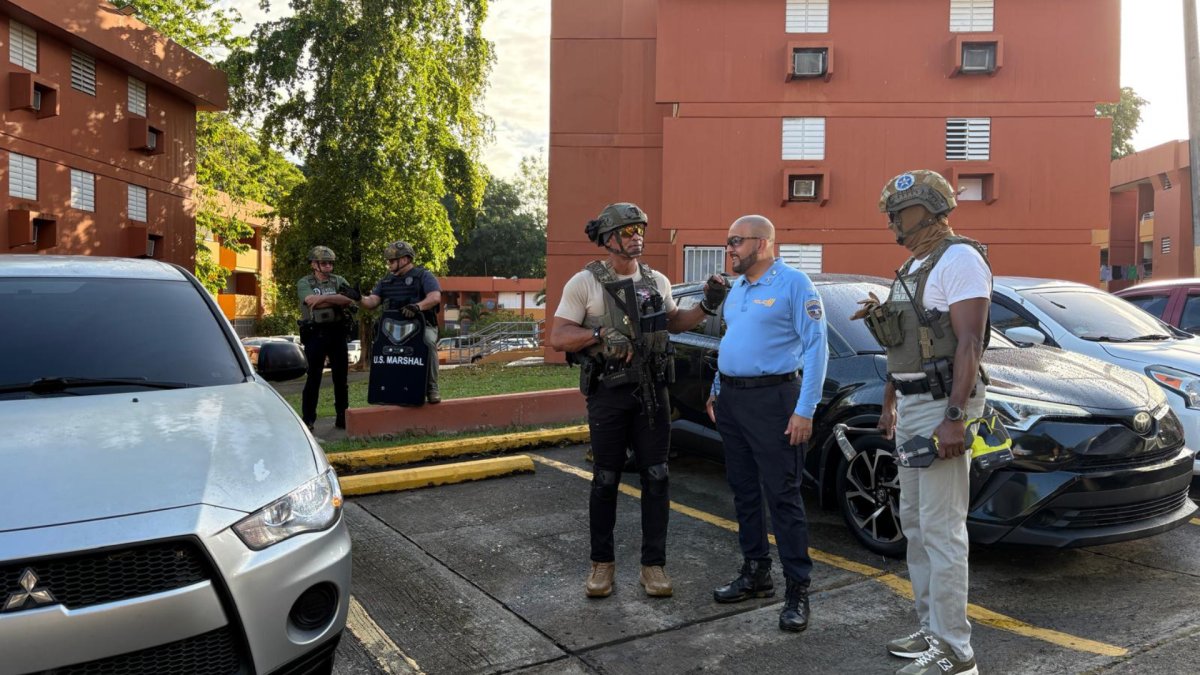 Policía y federales ejecutan operativo en residencial de Río Piedras