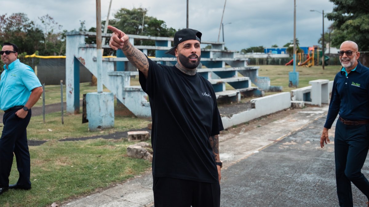 Nicky Jam impulsa clínicas de baloncesto y construcción en canchas en Toa Baja