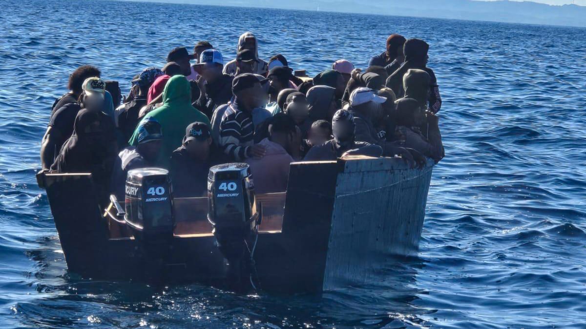 Arrestan a dos capitanes por transportar 64 migrantes en Cabo Rojo