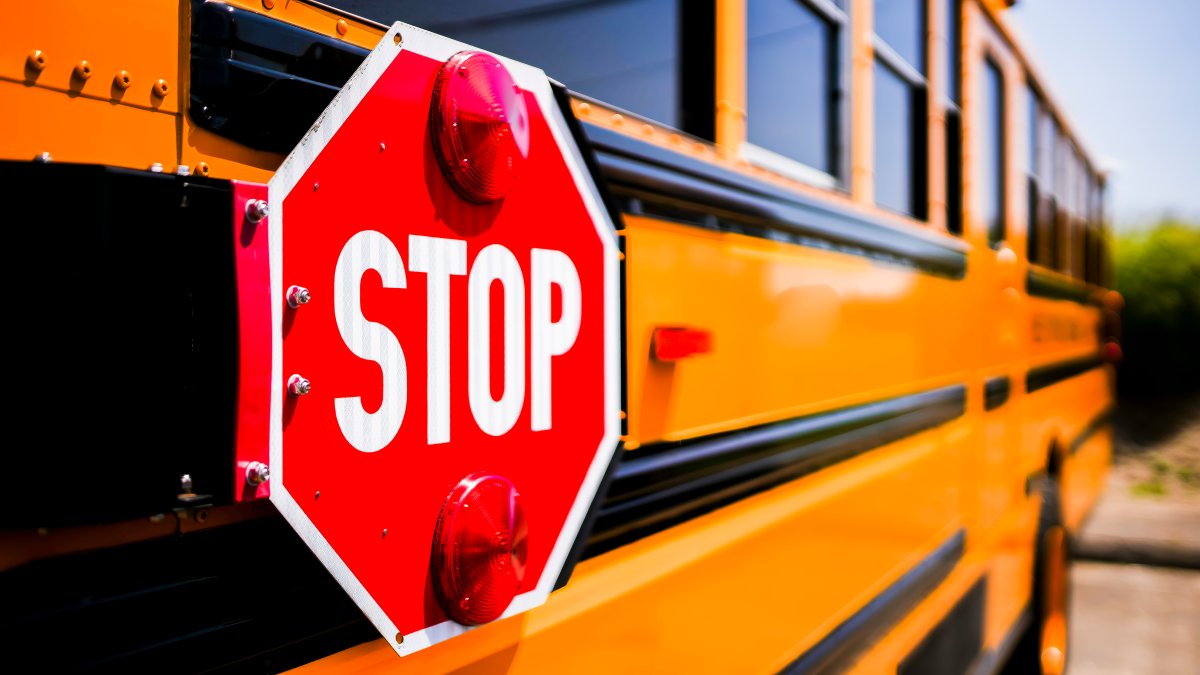 Transportistas escolares advierten paro por deuda de $17 millones del Departamento de Educación