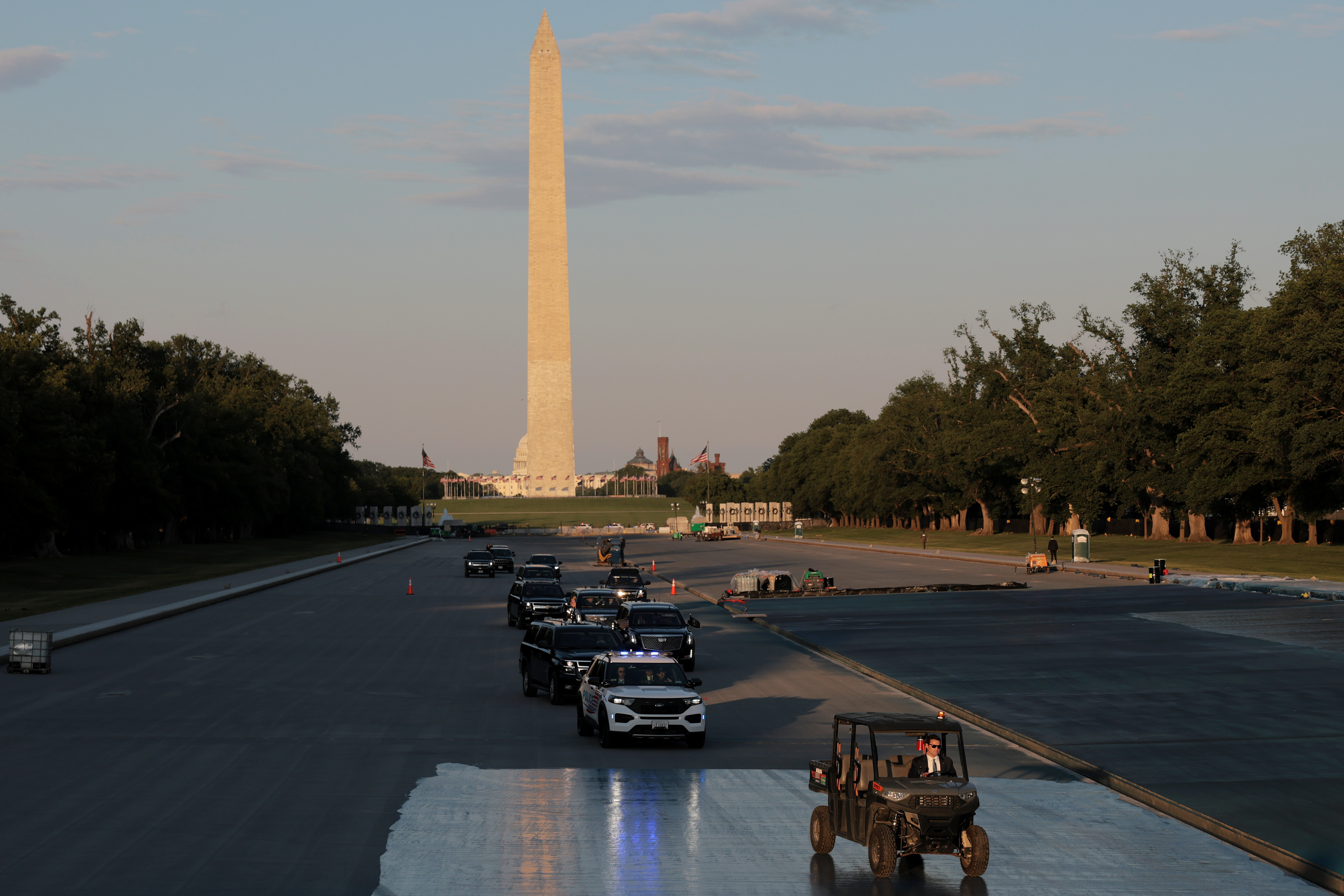 Trump dice que el estanque reflectante se ve "hermoso" pese al presunto vandalismo