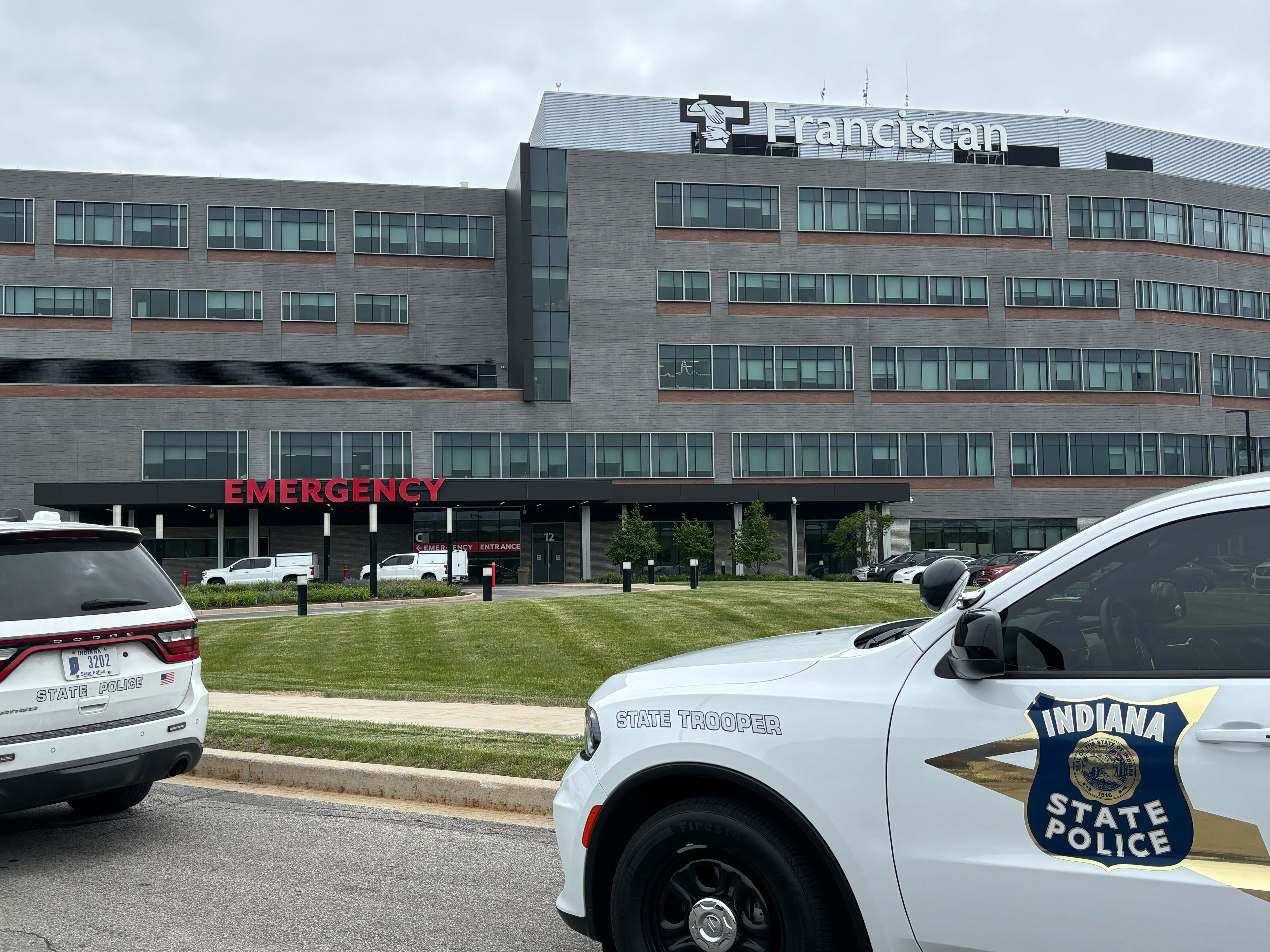 Oficial en condición crítica tras ser baleado en un hospital de Indiana
