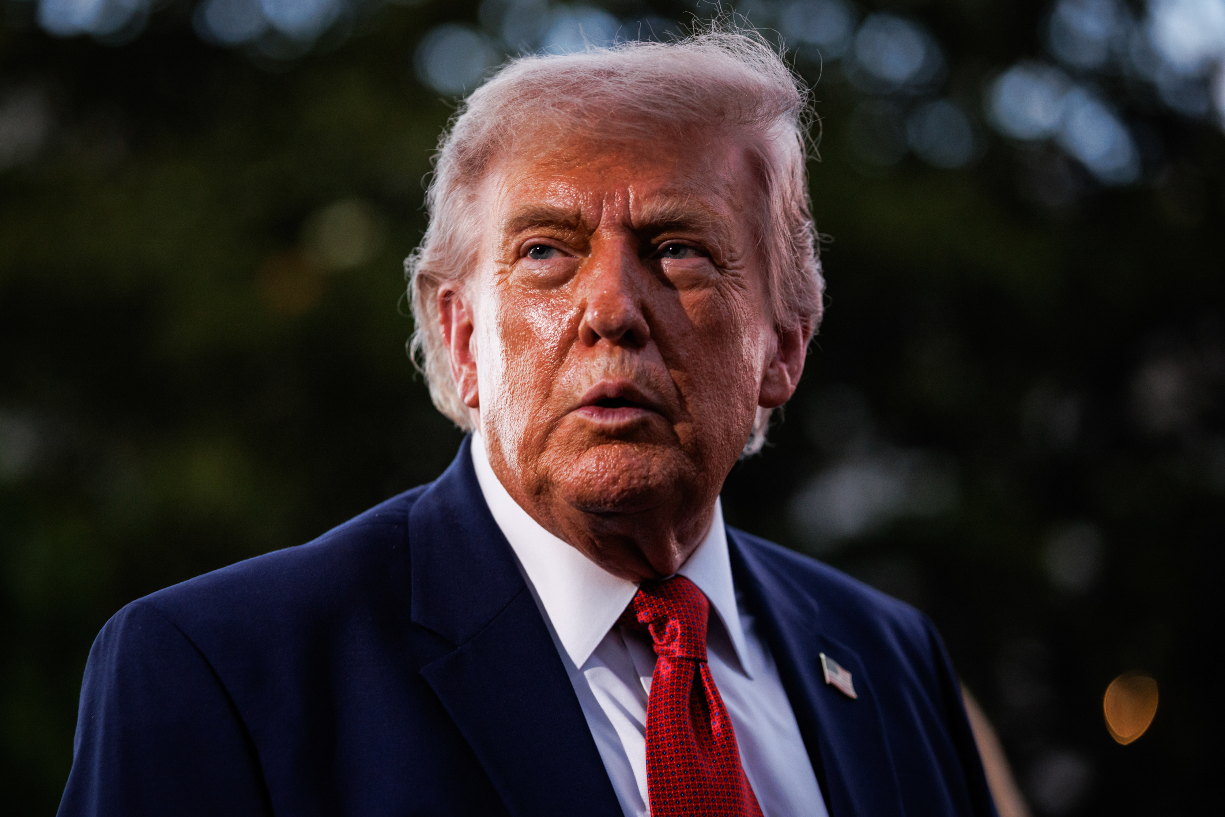 Orden de Trump exige a bancos revisar de cerca el estatus migratorio de sus clientes