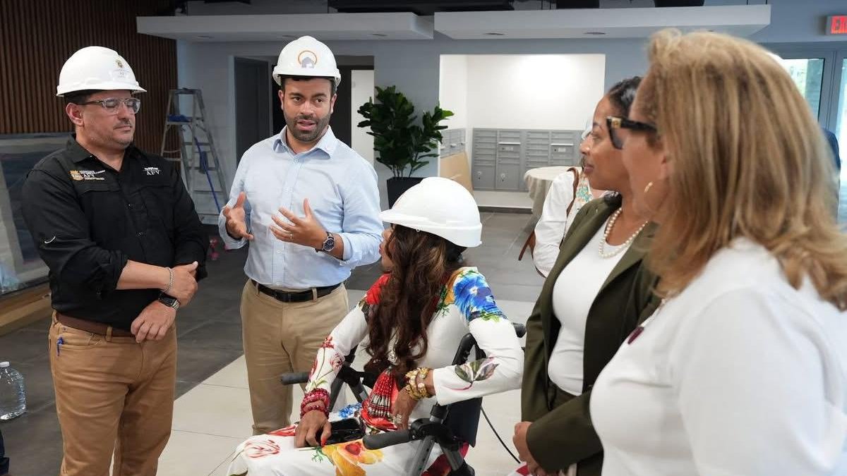 Jefe de Vivienda y personal de HUD supervisan progreso de proyectos de recuperación