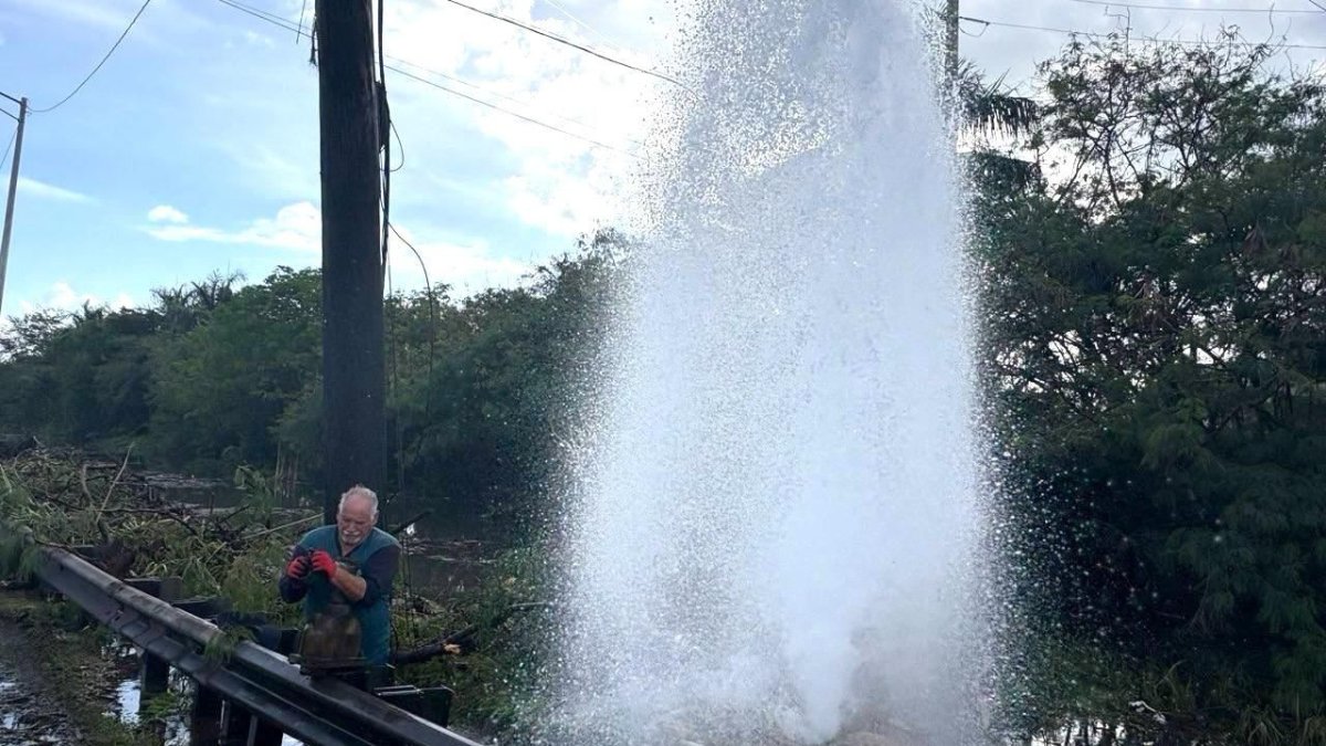 Tubo roto frente al Comedor de la Kennedy dejará sin agua a miles de abonados