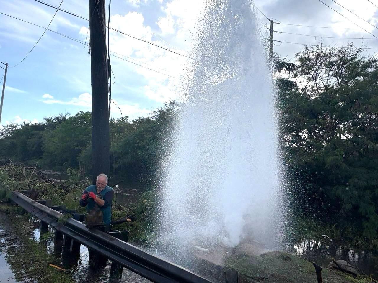Tubo roto frente al Comedor de la Kennedy dejará sin agua a miles de abonados