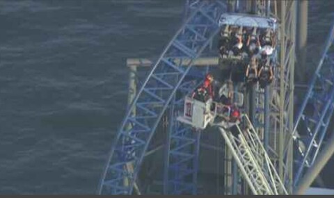 Rescatan a varias personas atrapadas en una montaña rusa en la costa de Texas