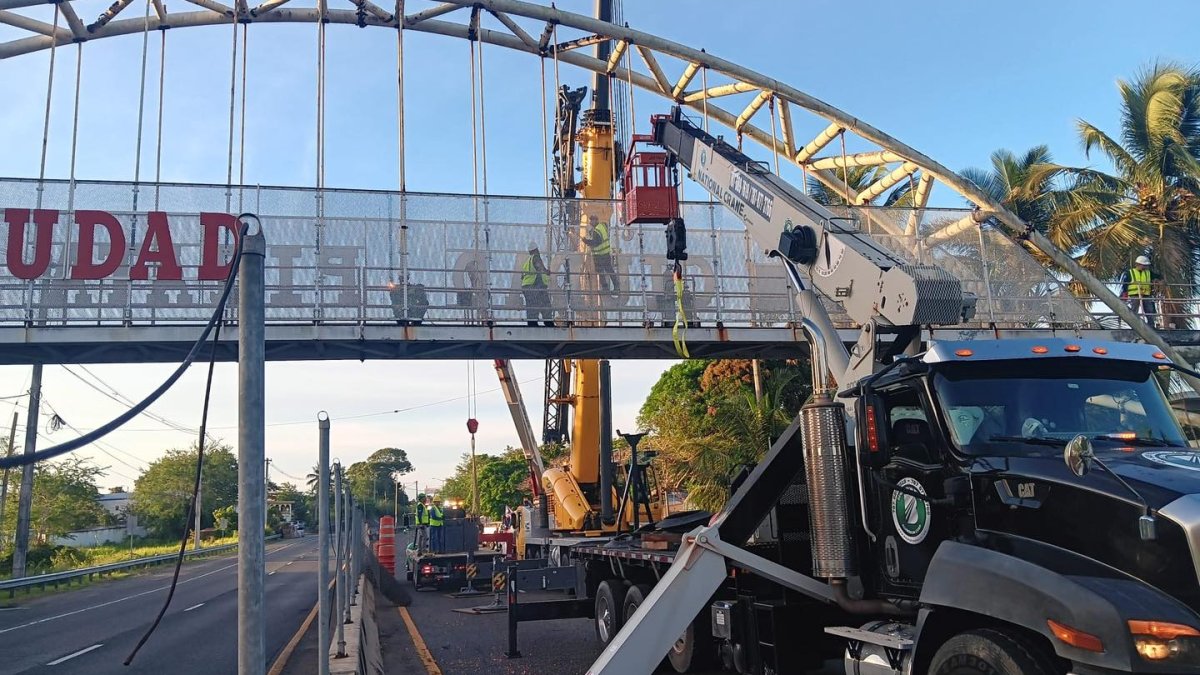 Remueven puente peatonal sobre la Carr. PR-2 en Quebradillas