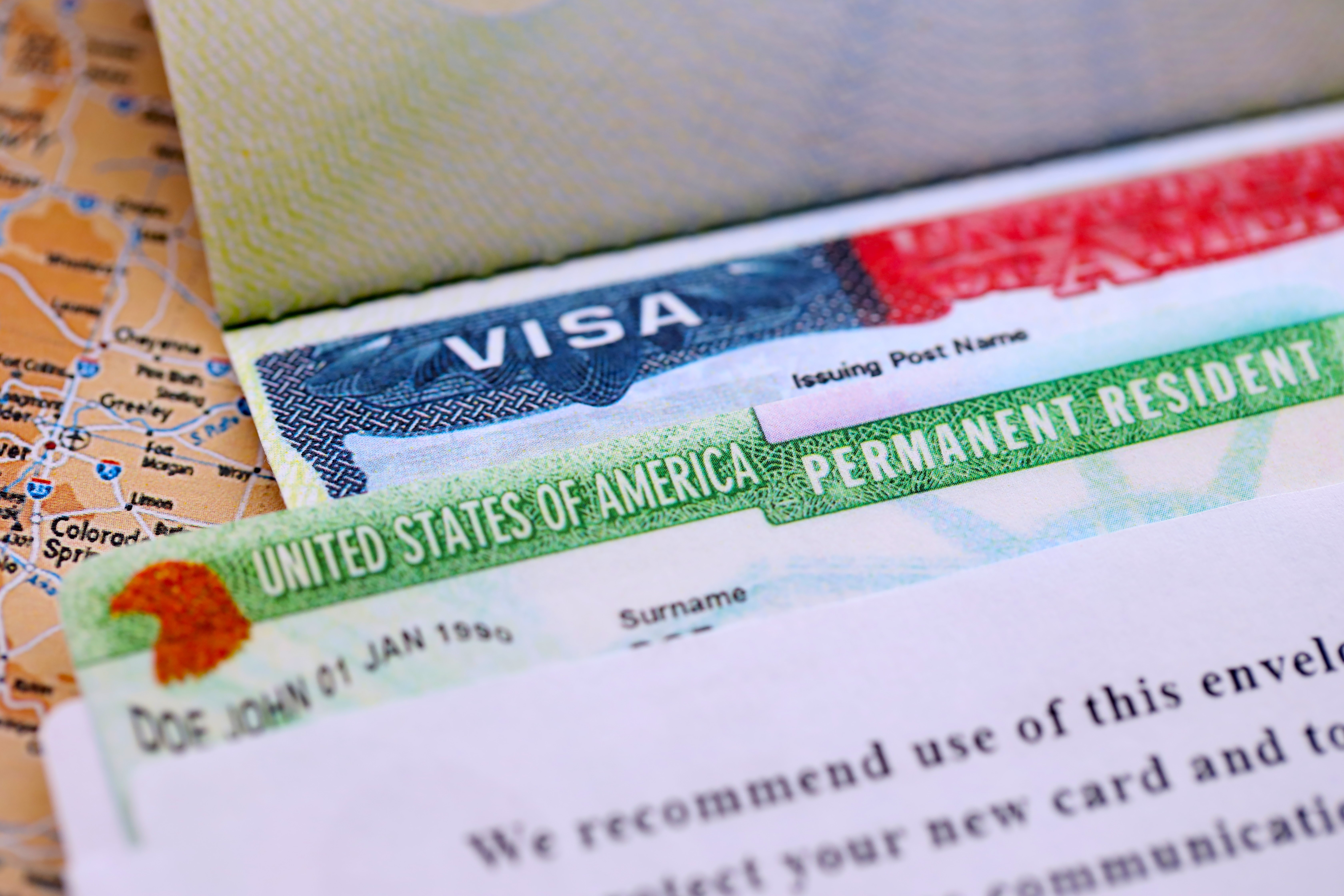 La nueva medida de Trump sobre “green cards” deja muchas dudas. Esto es lo que aconsejan abogados