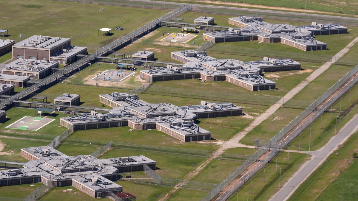 ICE flexibiliza normas de detención: más IA y sin salario mínimo para detenidos