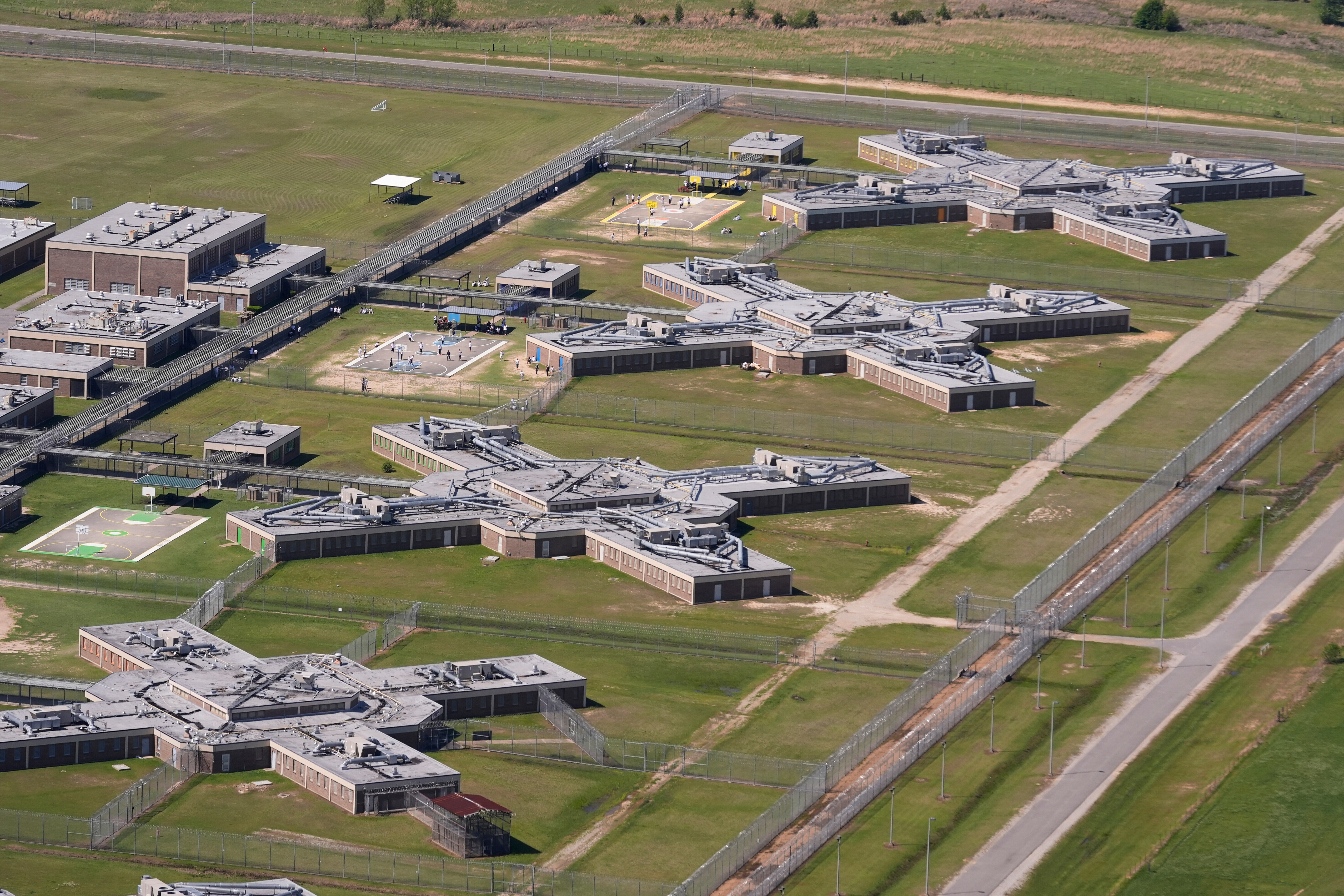 ICE modifica las normas de detención que se aplican a cárceles que albergan detenidos