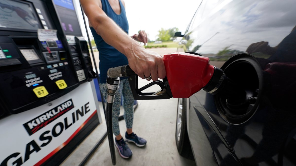 Precios de gasolina en EE.UU. caen por debajo de $4 por galón por primera vez desde marzo